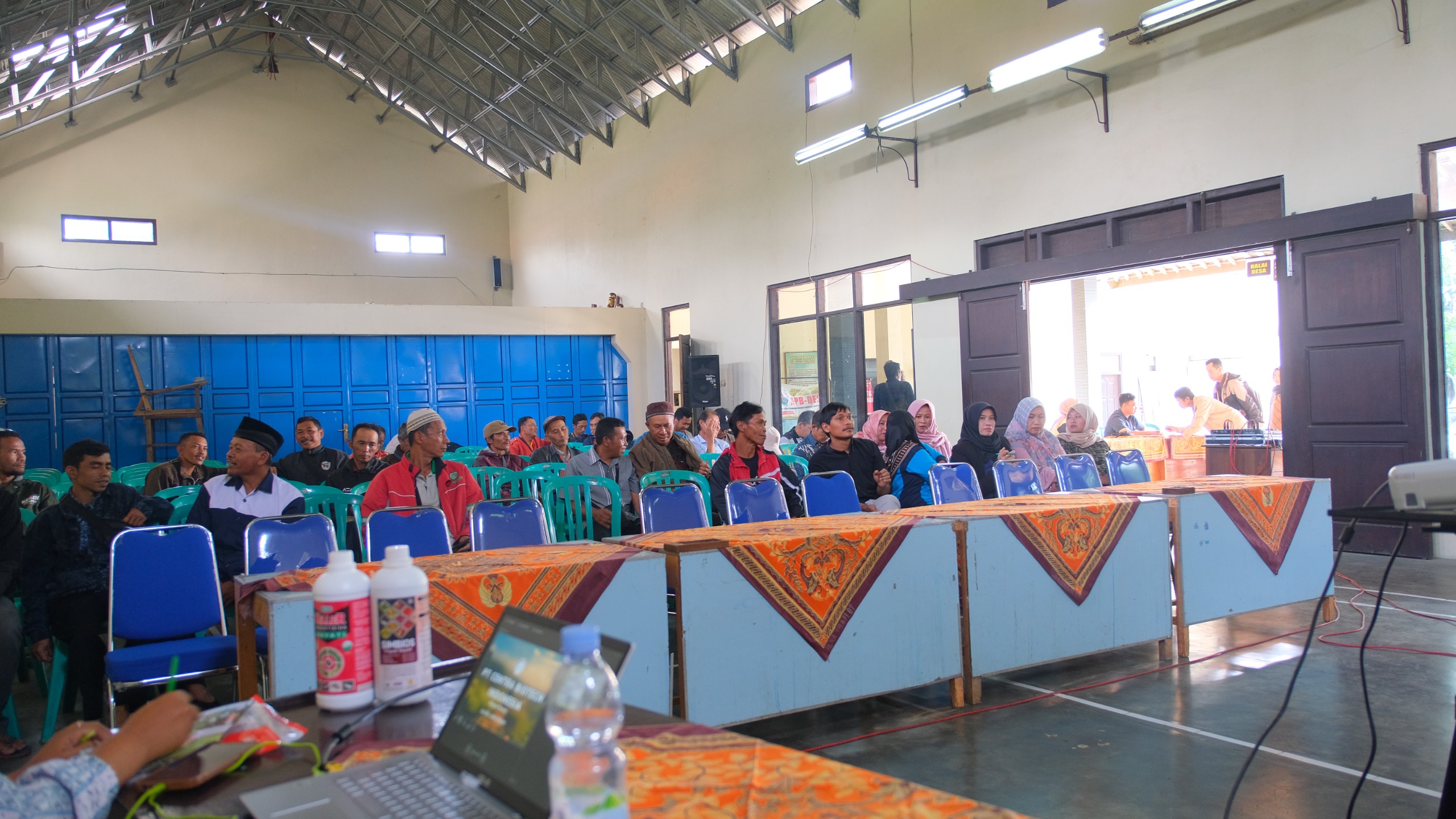 Pemuatan produk dari truk ke kendaraan pengiriman di Klaten