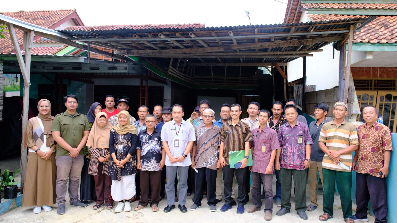 Kardus produk dimuat untuk pengiriman ke daerah