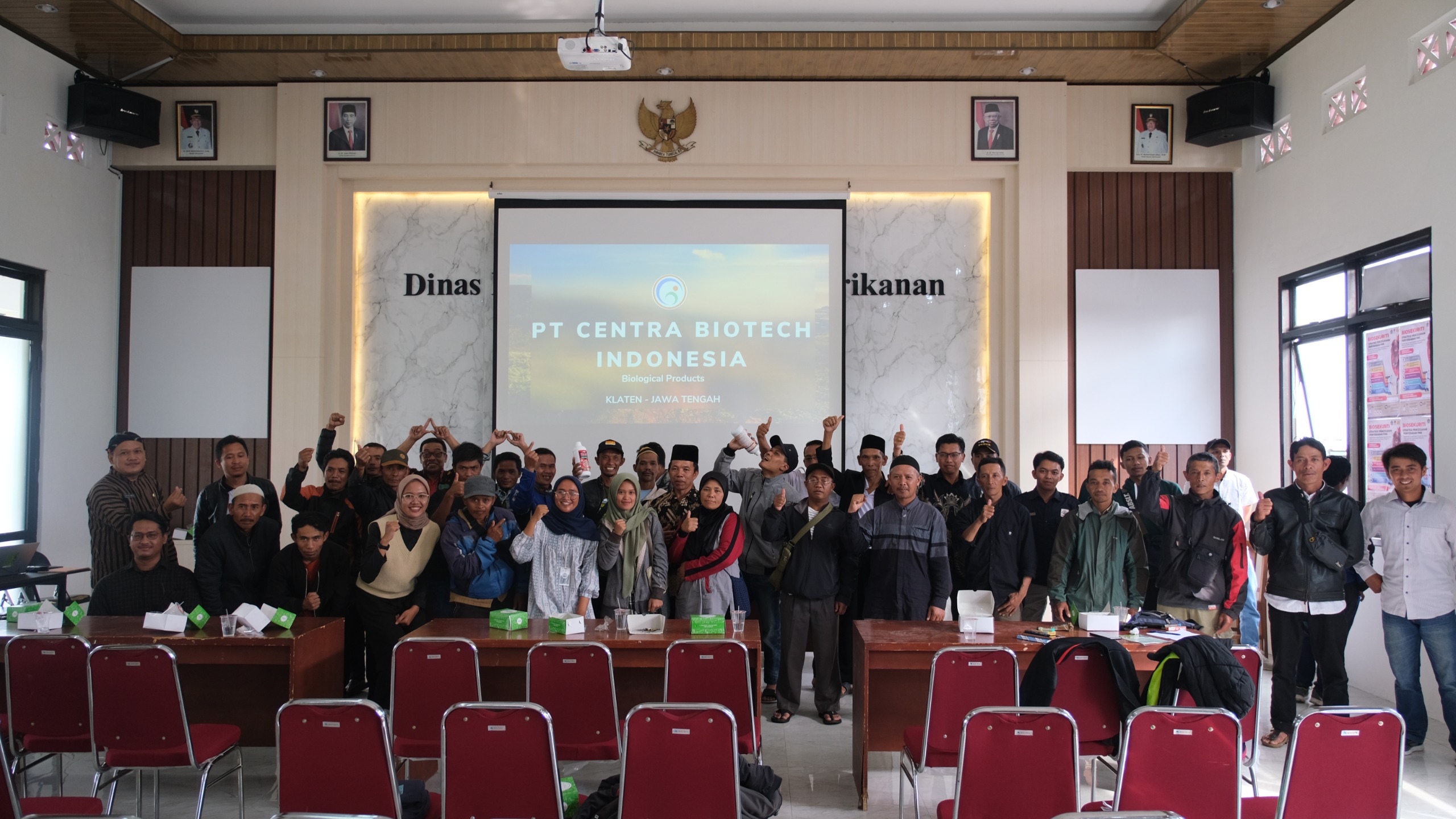 Tim memindahkan kardus produk ke armada distribusi