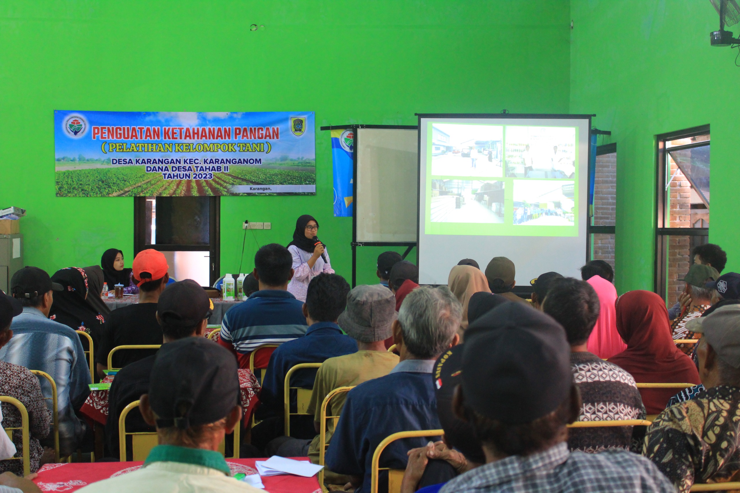 Peserta pelatihan kelompok tani menyimak pemaparan produk hayati