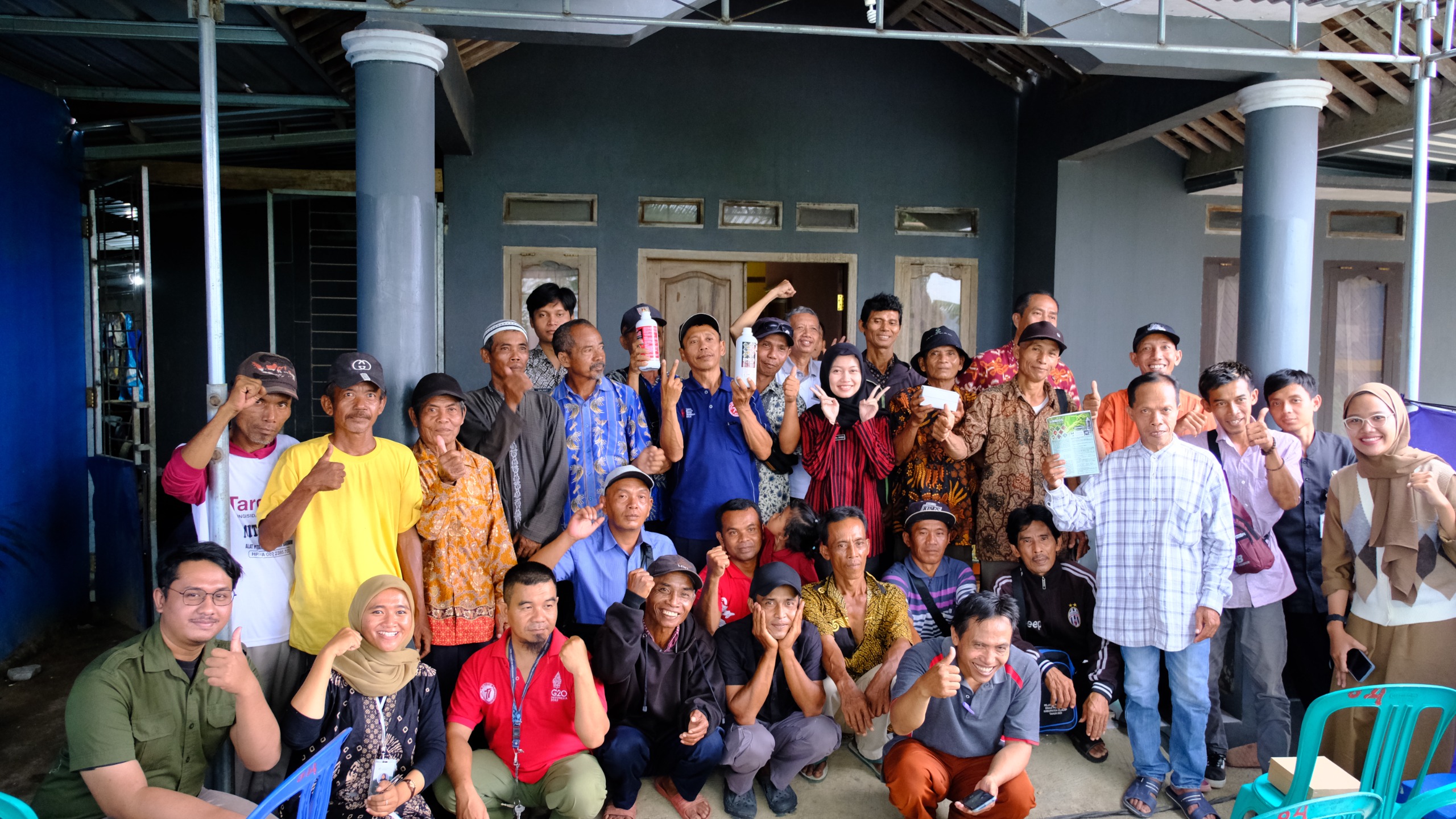 Foto bersama tim, dinas, dan kelompok tani seusai kunjungan
