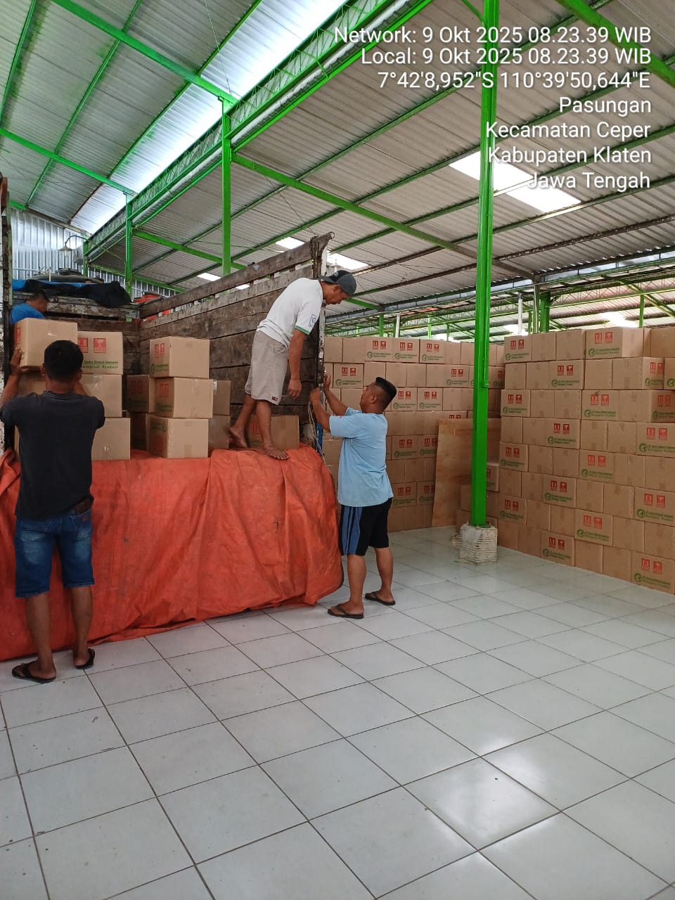Foto bersama petani mitra dengan produk Bintang Andal Utama